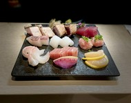 当店名物の肉寿司の贅沢盛り合わせ。イチボ・モモ・タン握りにのユッケ寿司と豪華肉寿司のプレートはお得です。
