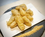 ハマっちゃう串焼きは奄美大島産ブランド豚あかりんとんを使用、脂も最高に美味しいです