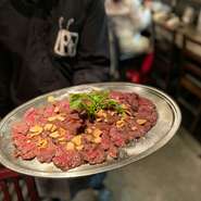 ウデの肉の中では一番霜降りが入っていて、柔らかく非常に人気のあるステーキ。希少部位でもあり是非とも1度ご賞味あれ！
