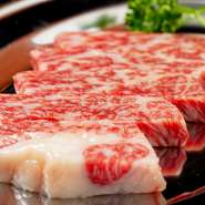 しっかりと厚みがあり、ステーキ感覚で味わえる松阪牛のサーロイン。たっぷり入ったサシが口の中でほどけてゆく、まろやかな食感とジューシーな旨みを満喫する贅沢なひと時を。