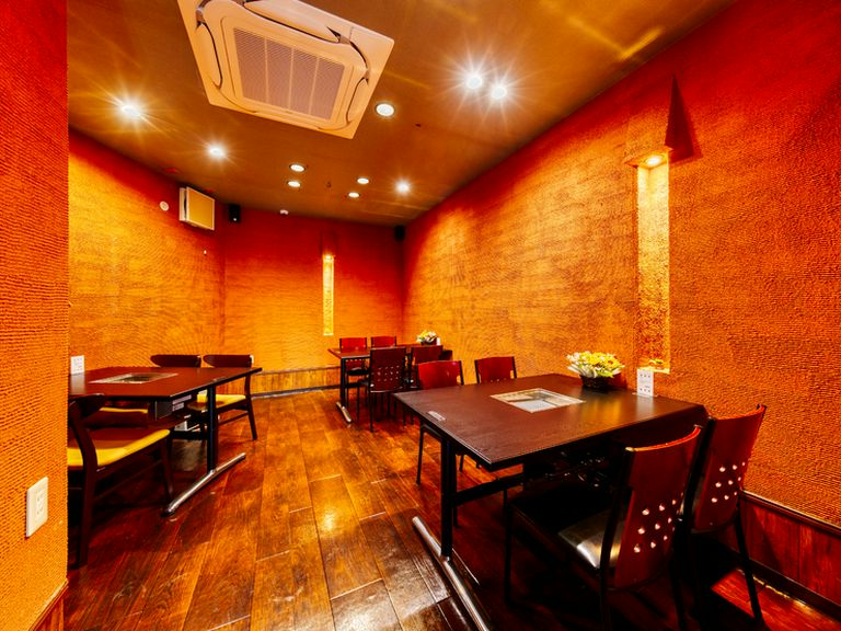 煉瓦色の壁があたたかな雰囲気を醸し出す店内