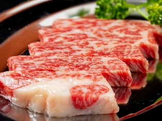 三重県の食肉卸業者から直接仕入れる松阪牛と「うましどり」
