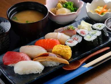 旬の海の幸が織りなす握りを味わう『すし定食(限定10食)』