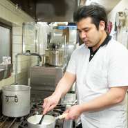 「出来立ての豆腐をぜひご賞味ください」と語る料理人の佐藤さん