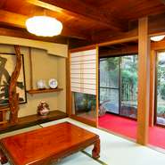 全席個室のプライベートな空間で、日本庭園を眺めながら安心してくつろげる。個室は2名から最大25名まで入れるので、家族でのお祝いや友人同士の集い、宴会などにもおすすめだ。