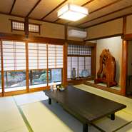 6名まで使える客室は、家族連れや接待にもぴったり。障子の下からのぞく日本庭園が和のムードを盛り上げてくれる。