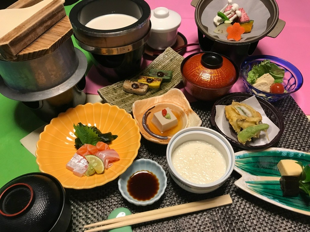 懐石風コース『とうのみね』。焼魚や造りがグレードアップするほか、引上げ湯葉なども