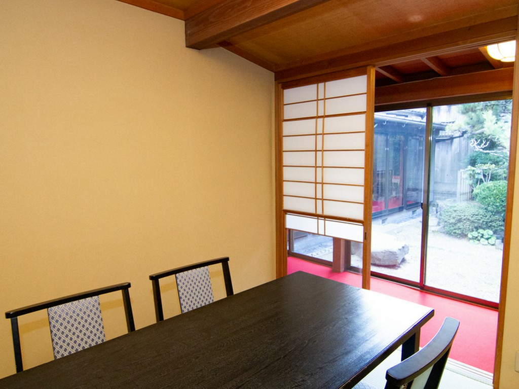 奈良の地酒『八咫烏』のほか豊富なドリンクメニューが楽しめる