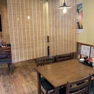 店内のテーブル席はすだれで仕切られ、安心なプライベート空間が確保されている。さらに、5人まで使える半個室も用意されている。