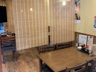 すだれで仕切られプライベート空間が保たれた店内。半個室も