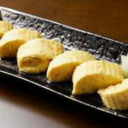 ふわとろ食感がクセになる『だし巻き』はリーズナブルながら本格派。オーダー後に焼き上げて熱々を提供してくれる。