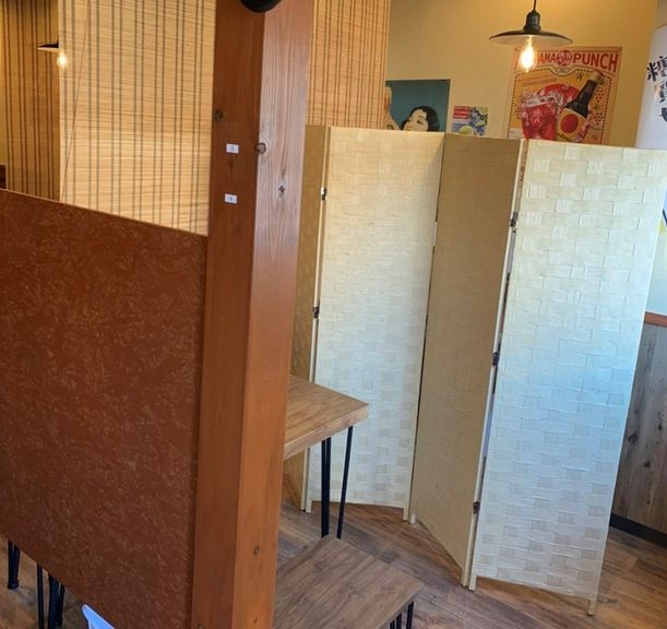 大衆居酒屋のような、明るくカジュアルな雰囲気の店内
