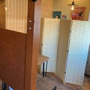 店内は大衆居酒屋のような、明るくカジュアルな雰囲気。テーブルごとにすだれで仕切られ、プライベート空間が確保されている。