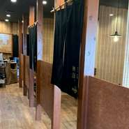 大和八木駅から徒歩3分、駅すぐの便利な立地。カジュアルで居心地のいい空間だ。