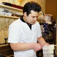 「どなたにもゆったりくつろいでいただける敷居の低い居酒屋です」と笑顔で語る店主の佐藤 航平さん。