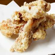 訪れた客のほぼ9割がオーダーするという定番メニュー。ボリューム満点のガッツリ系で、ビールとの相性抜群！　小さくカットされていて食べやすく、お手軽な価格設定もうれしい。