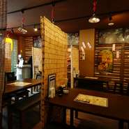 スタッフはみんな気さくでカジュアルな接客を心がけており、アットホームな雰囲気の中でのんびりくつろげる。テーブルごとにすだれで仕切られており、半個室のようになっているのも安心だ。