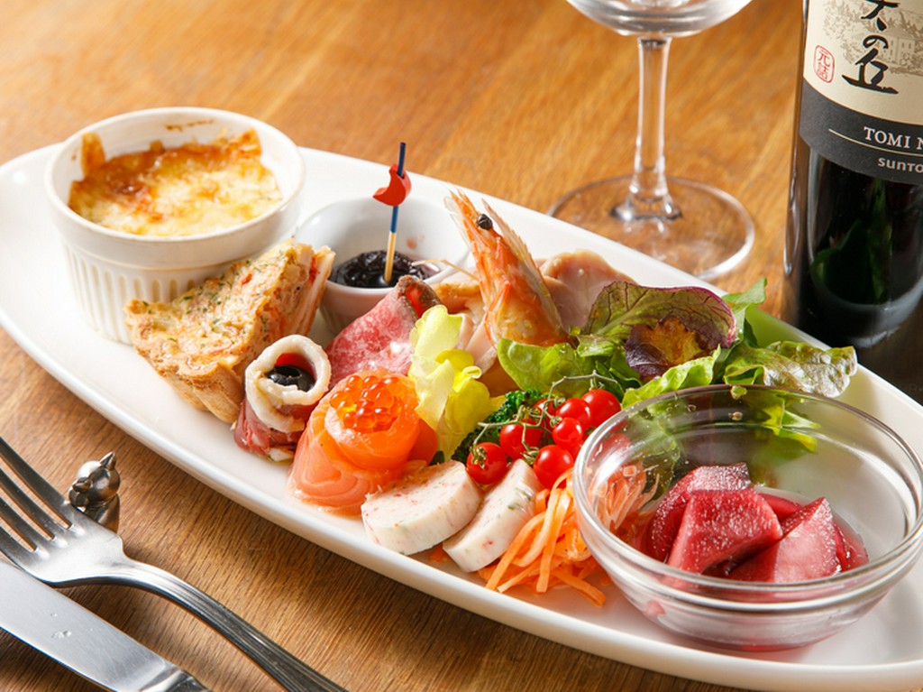 シェフの技が食卓を彩る、テイクアウトメニュー注文受付中