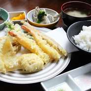 当店人気のお昼メニューです！定食内容はエビ2本、キス、イカ、アナゴ、季節の野菜3種です。ランチは880円～ございます。
