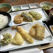 ランチの天ぷら定食Bです。
エビ、豚肉、イカ、白身魚、野菜3種、
小鉢、ご飯、香の物、味噌汁付きです。