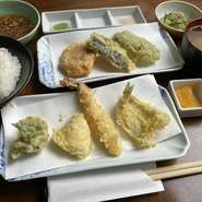 ランチの天ぷら定食Aです。
エビ、キス、イカ、白身魚、野菜3種、
小鉢、ご飯、香の物、味噌汁付きです。