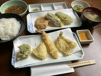 ランチの天ぷら定食Aです。
エビ、キス、イカ、白身魚、野菜3種、
小鉢、ご飯、香の物、味噌汁付きです。