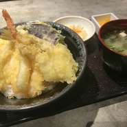 エビ、キス、イカ、野菜3種
小鉢、香の物、味噌汁付きです。