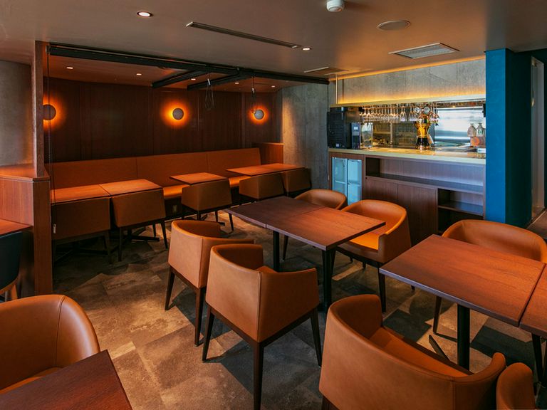 落ち着いた雰囲気の中ゆったりと過ごせる、カフェのような店内