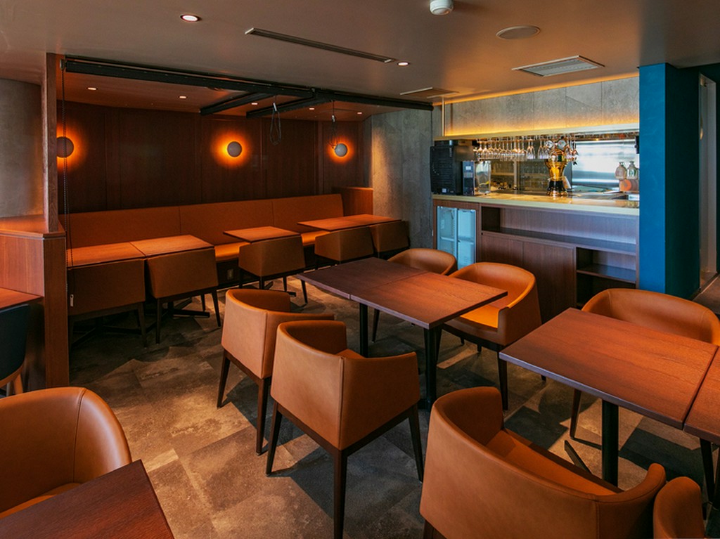 落ち着いた雰囲気の中ゆったりと過ごせる、カフェのような店内