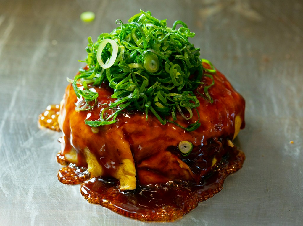 こだわりの焼き方でつくる、インパクト抜群のまんまるお好み焼き