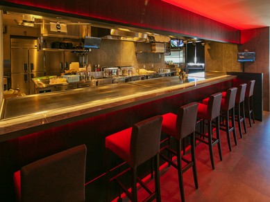 食事やアルコールなど、自分のペースで楽しめるカウンター席