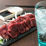 肉の旨みを存分に感じられる、やわらかくてジューシーな馬刺し。冷凍されていない生の馬肉が、産地から直送されています。解体したその日のうちに発送されているので、鮮度の良さは折り紙付きです。