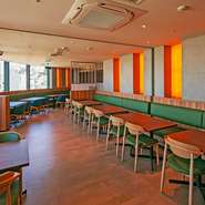 お好み焼きをメインに楽しむのはもちろん、カフェとして訪れたり、チョイ飲みの場としても利用可能。ティータイムなら数種類から選べるケーキ、仕事帰りなら小鉢2品が付いた『生ビールセット』がオススメです。