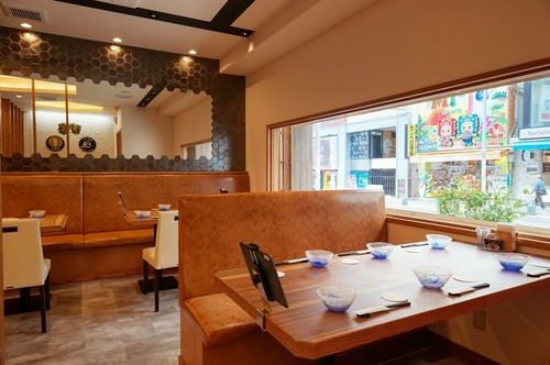 広く明るい店内でお寛ぎください