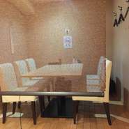 当店は、完全個室、半個室を完備しており、テーブル席も席ごとにロールカーテンで仕切っております。他のお客様との干渉を気にする事なく、女性同士でゆったりお食事とトークを楽しんで頂けるお店になっております。