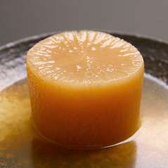 目を疑うほどに分厚くて大きな大根は、当店自慢の看板メニュー！