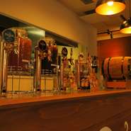お洒落なドリンクカウンターには、4種の樽生ビールサーバー（ザ・モルツ/プレミアムモルツ黒/カールスバーグ）、ワイン、特製サングリア、ウイスキー（サントリー角/ジムビーム）、100種以上のカクテルをご用意。