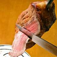 牛肉のもも肉
豪快な肉塊
かみしめるほどクセになる牛肉の旨み。
