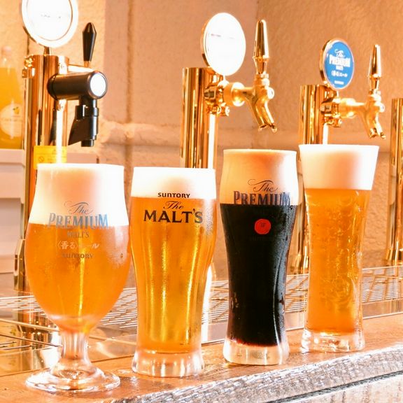4種のビアサーバー&100種類以上のカクテルを飲み放題!!