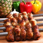 バジルをベースにしたソースに漬け込んだチキン