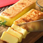 表面をサクサクに焼き上げたとろけるチーズ。
女性に大人気◎