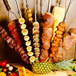 シュラスコの種類は、《20種類》。こだわりの【肉質】、肉の部位ごとに最適な【味】、専用マシーンによる最適な【焼き加減】、専属の焼き手による【カット】で提供