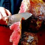 岩塩のみのシンプルな味付けや、オリジナルブレンドのハーブソースに漬け込んだものなど、それぞれの部位に合わせた最高の焼き加減で提供いたします。お腹いっぱいになるまでお客様のテーブルに直接お持ちいたします