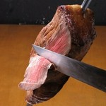 牛肉のもも肉
豪快な肉塊
かみしめるほどクセになる牛肉の旨み。