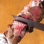 独特の臭みを自家製スパイスで程よい香りに。