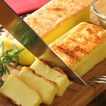 表面をサクサクに焼き上げたとろけるチーズ。女性に大人気◎。