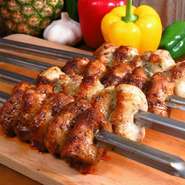バジルをベースにしたソースに漬け込んだチキン。