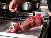 牛肩ロースにペッパーを強く振り付けた豪快に牛肉の旨みを堪能できます。