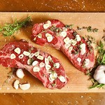 ニンニクたっぷり肉のうまみを引き出す一番のスパイス。