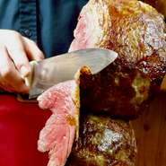 シュラスコの種類は関東でも最多の＜20種類＞。こだわりの「肉質」、肉の部位ごとに最適な「味」、専用マシーンによる最適な「焼き加減」、専属の焼き手による「カット」で提供。